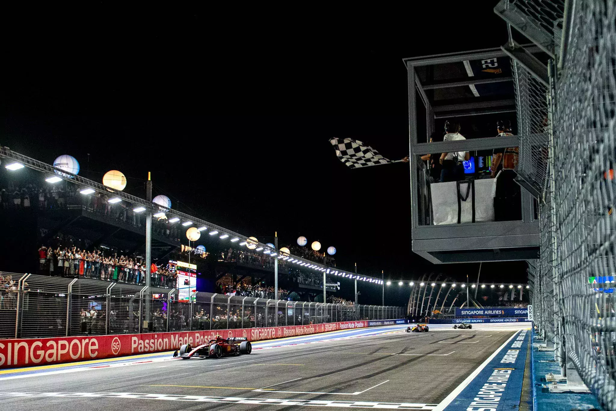 Carlos Sainz Jr. w Ferrari wygrywa Grand Prix Singapuru 2023 / F1