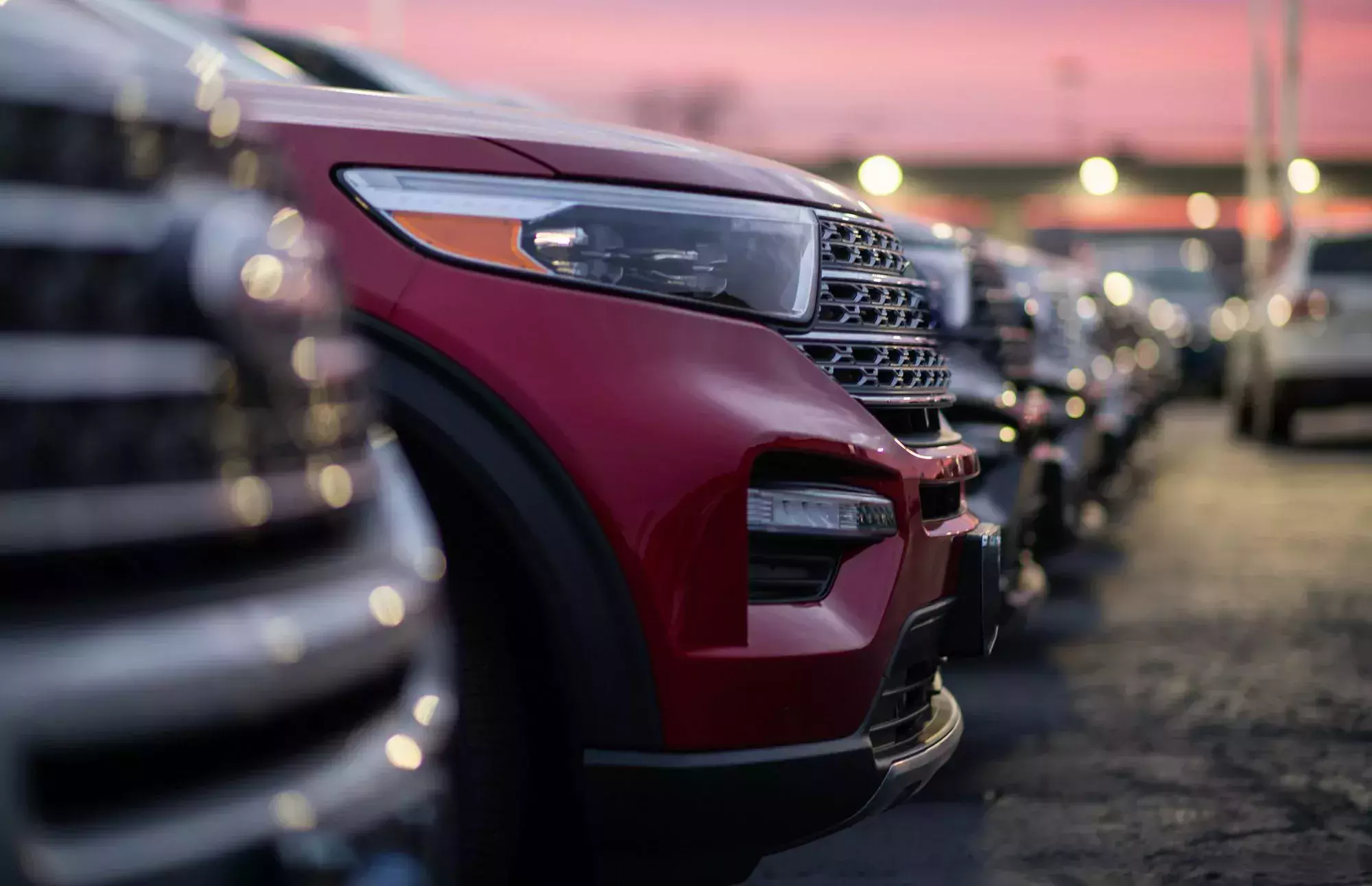 SUV na parkingu