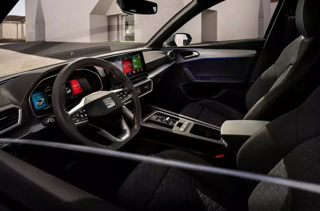 interior-view-seat-leon-leather-sport-steering-wheel