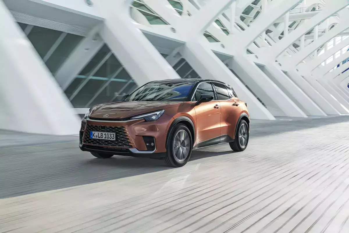 Lexus-LBX-SUV w kolorze cool-copper-sonic-bi-tone-dynamic