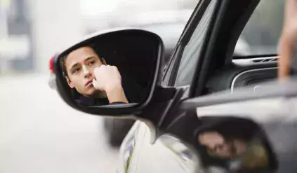 mlodzi kierowcy w samochodach do 100 KM