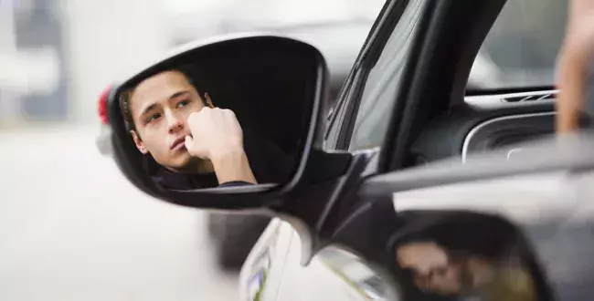 mlodzi kierowcy w samochodach do 100 KM