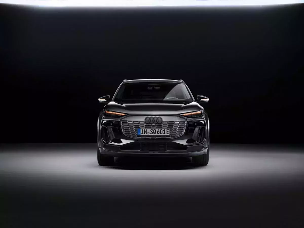 q6 etron black