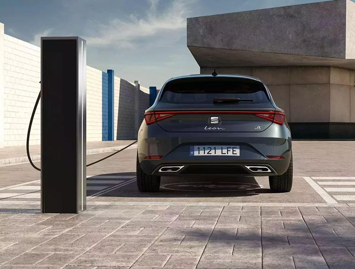 seat-leon-hybrid-magnetic-tech-colour-charging-station