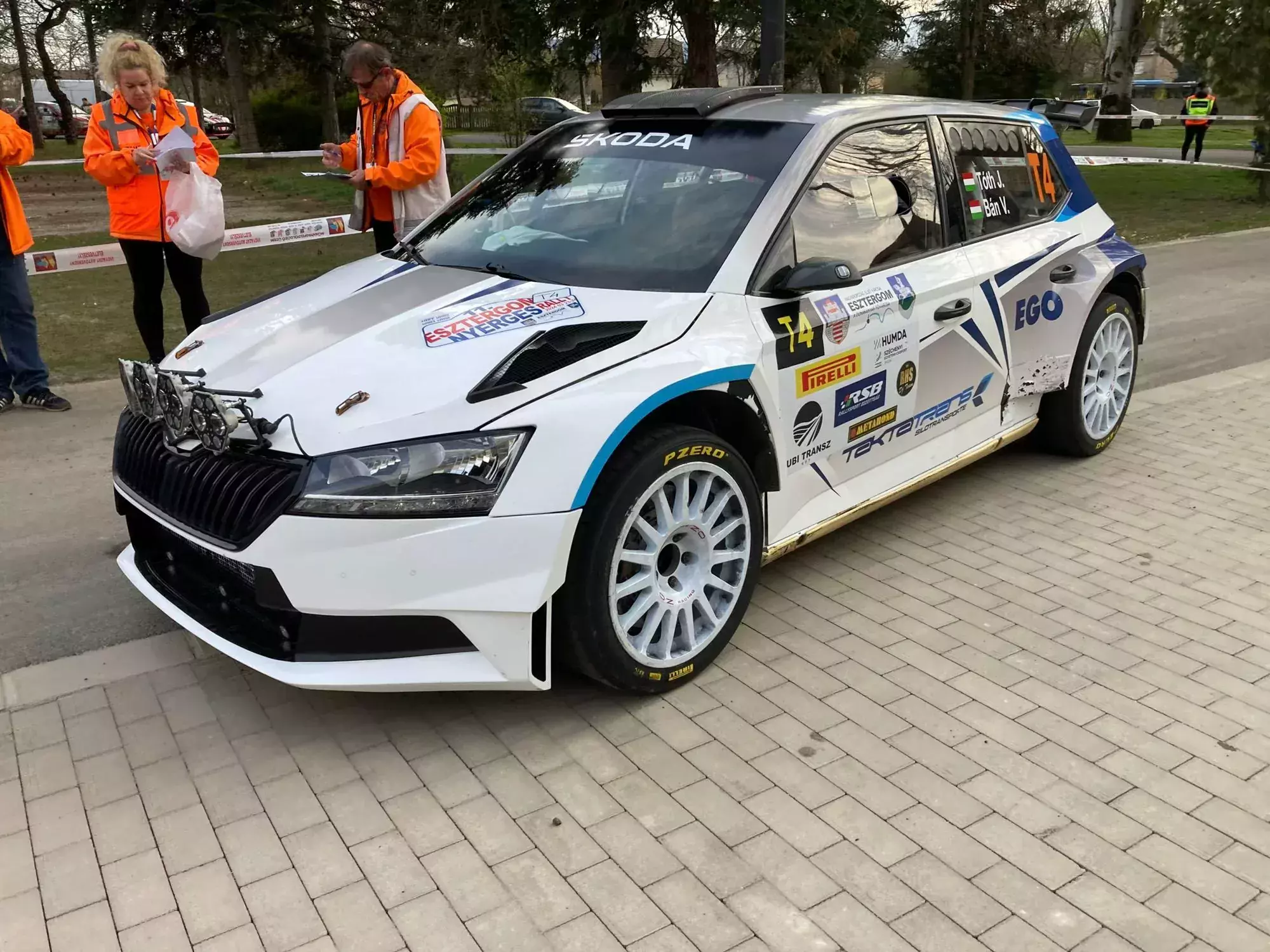 Skoda Fabia Rally2 evo załogi Janos Toth / Viktor Ban przed startem Esztergom Nyerges Rally