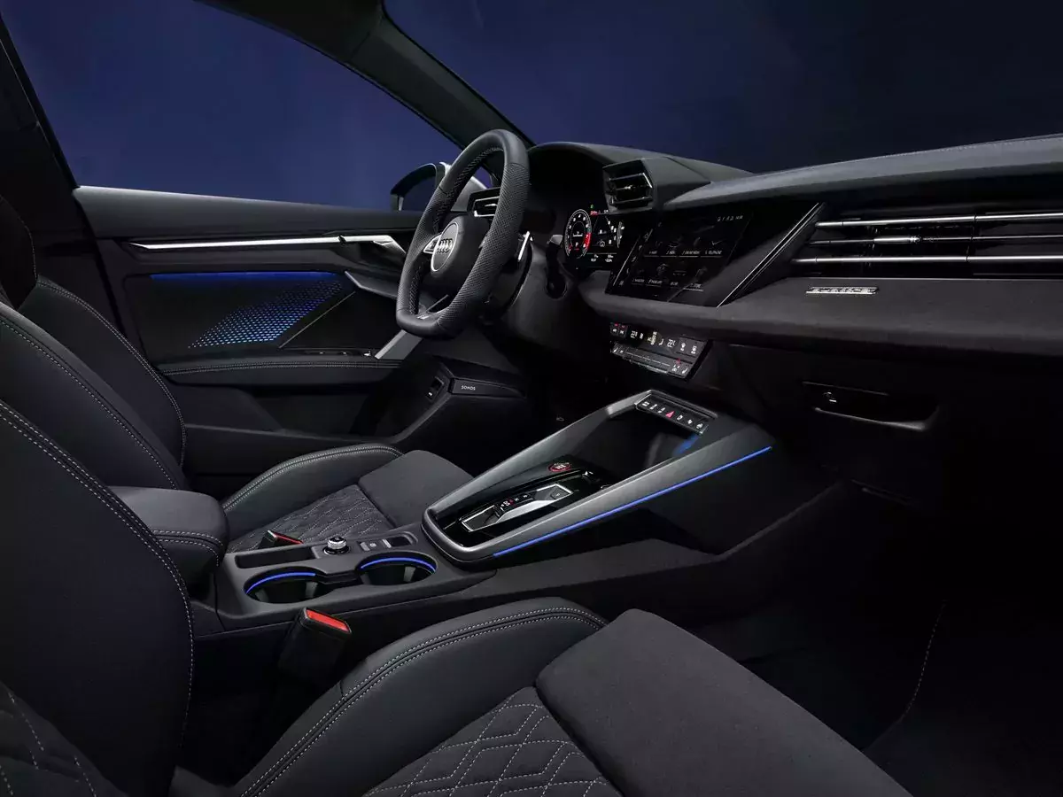 Po modernizacji modelu Audi S3 konsola środkowa i uchwyt na kubek teraz wyposażono w oświetlenie konturowe.