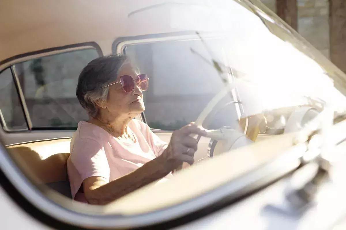 seniorzy za kierownicą