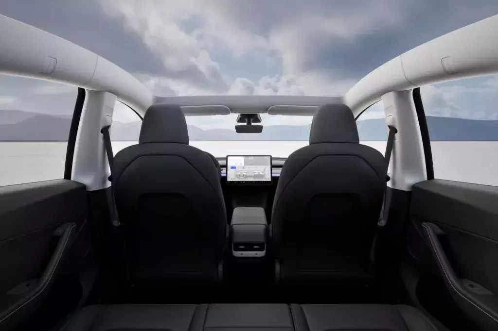 Tesla Model Y / wnętrze / dach panoramiczny / auta elektryczne