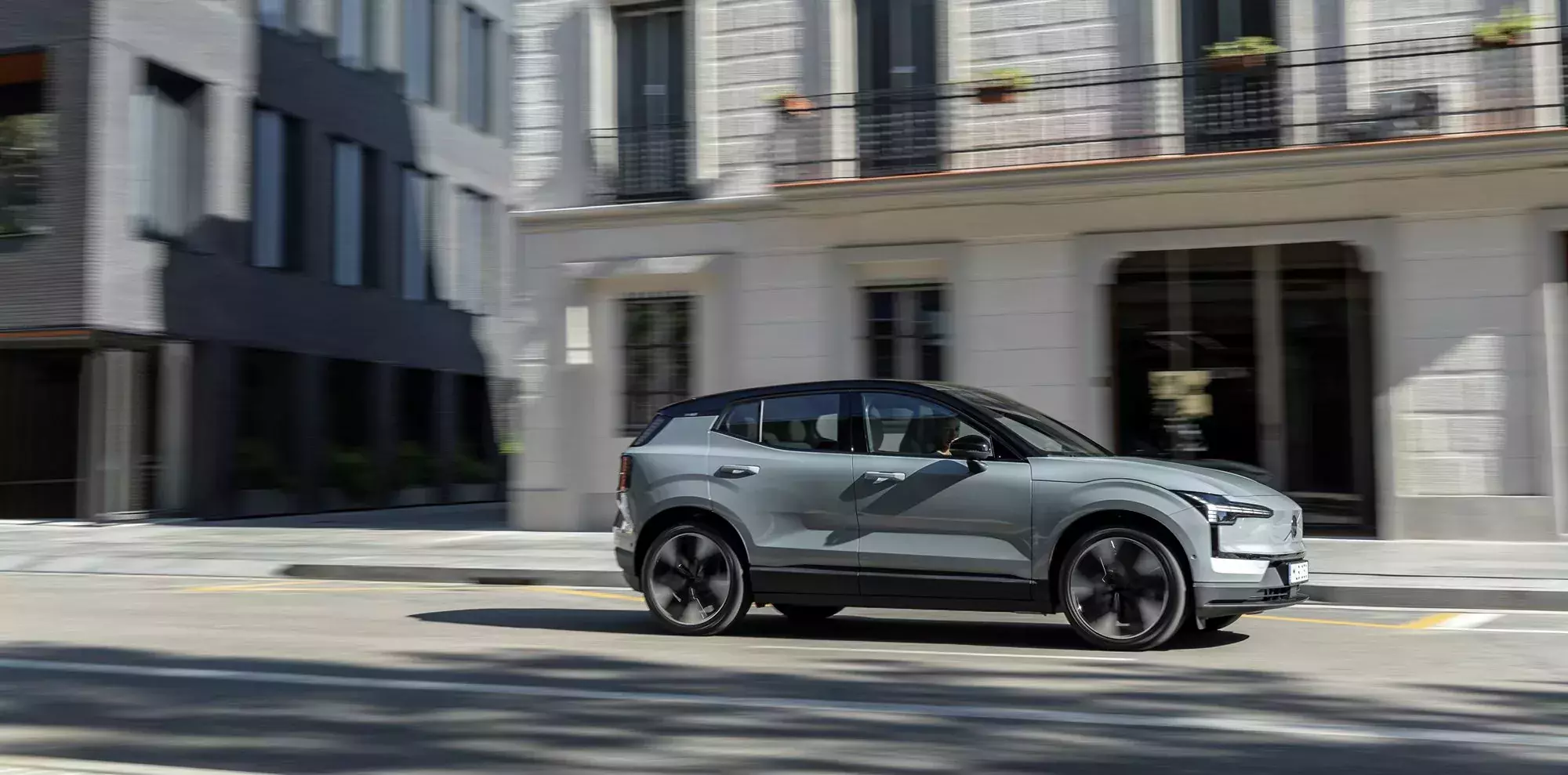 Volvo EX30 w kolorze Vapour Grey / SUV-y Volvo zyskują