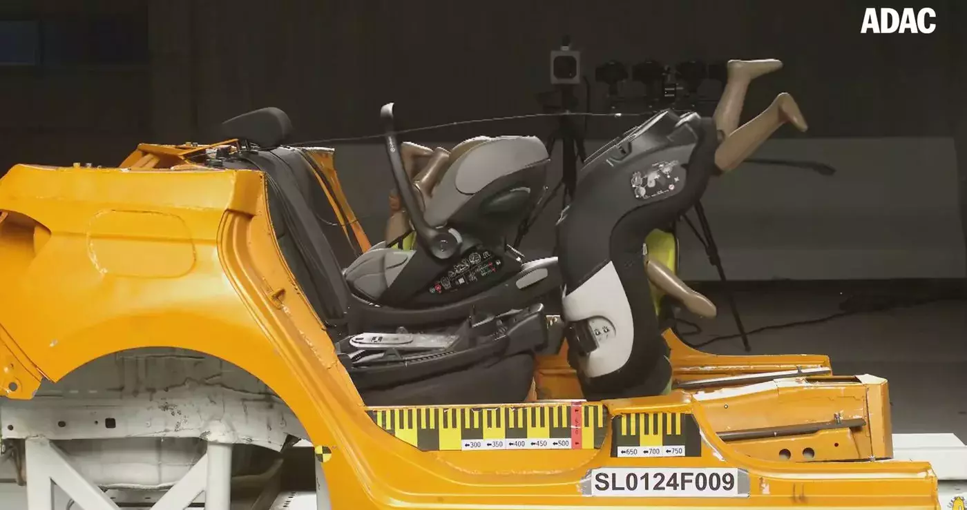 ADAC przetestował 24 foteliki dwa oblały test