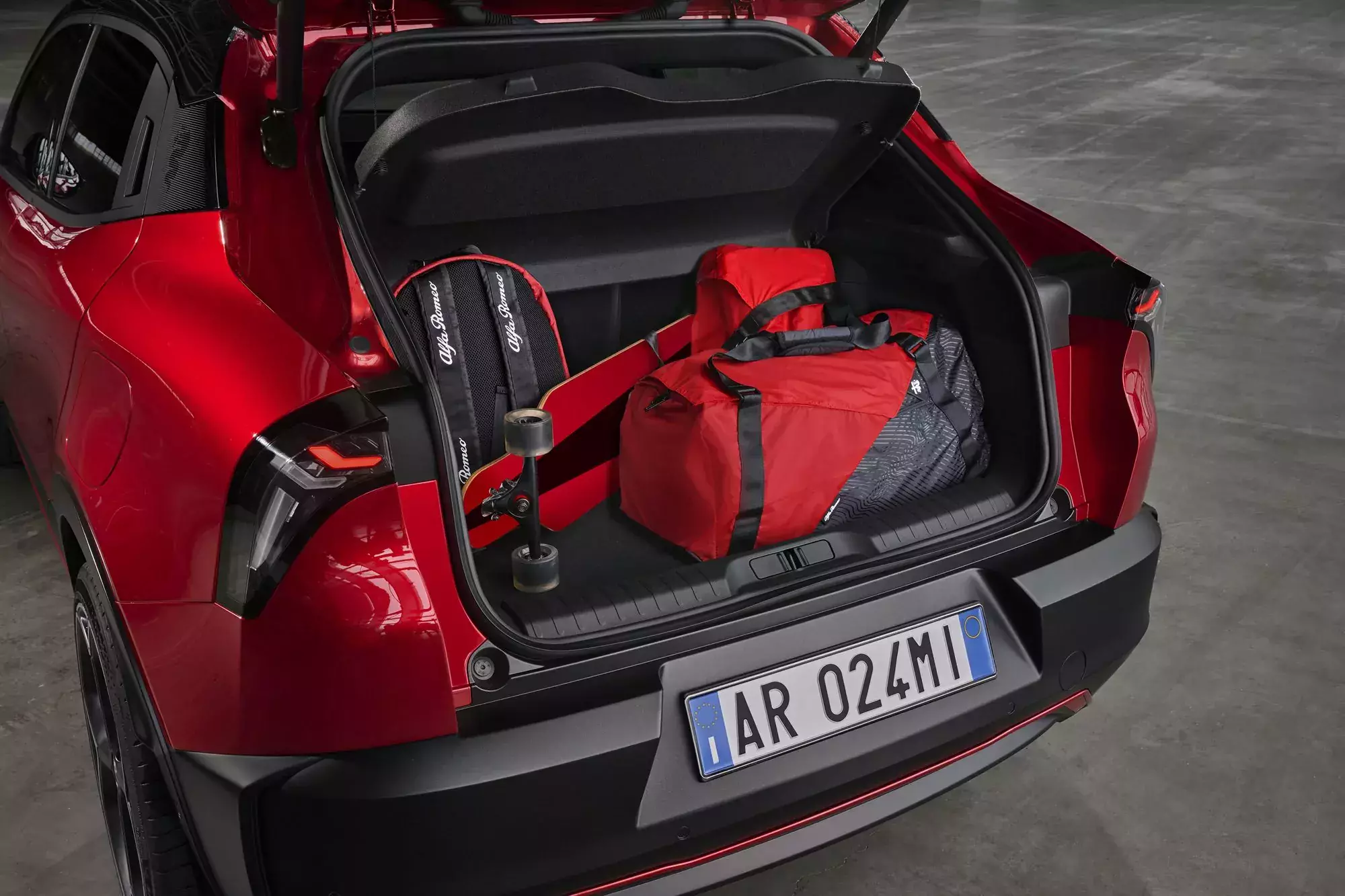 Alfa Romeo Junior Elettrica bagażnik / niegdyś Alfa Romeo Milano / nowy SUV dla młodych