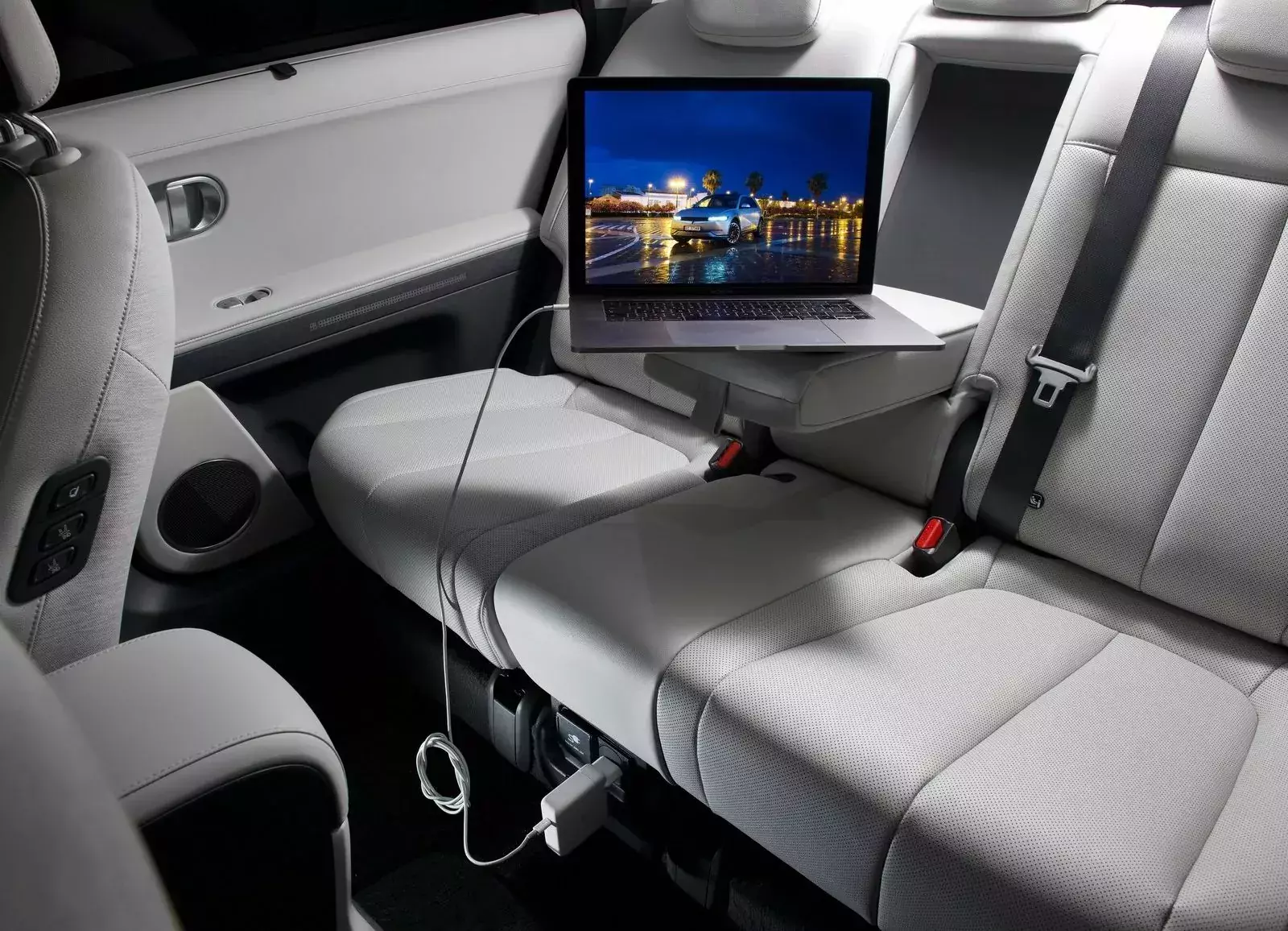 Hyundai Ioniq 5 / wnętrze / tył