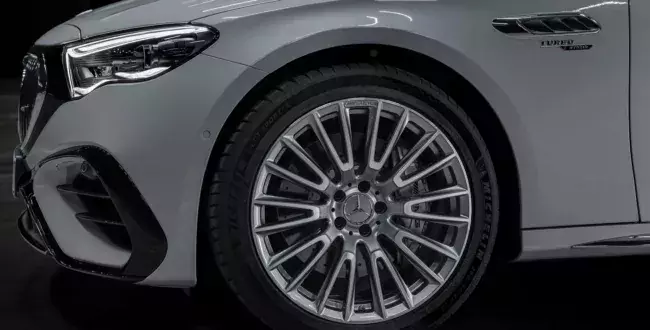Mercedes-Benz E53 AMG Hybrid kombi na oponach Michelin