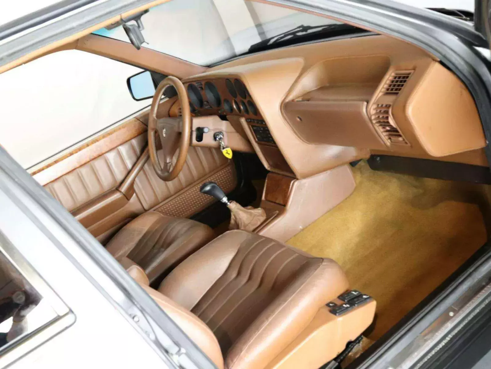 lancia-thema-silnik-ferrari