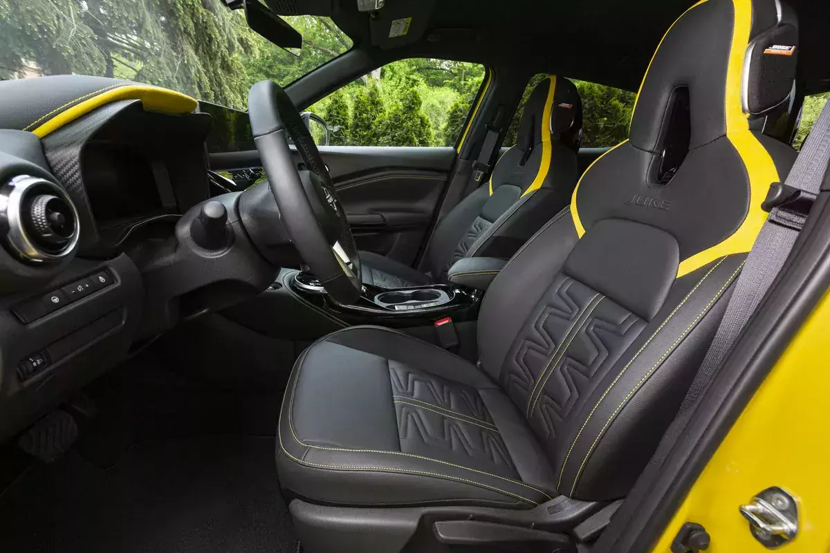 Nissan Juke N-Sport 2024 / przednie fotele / kabina