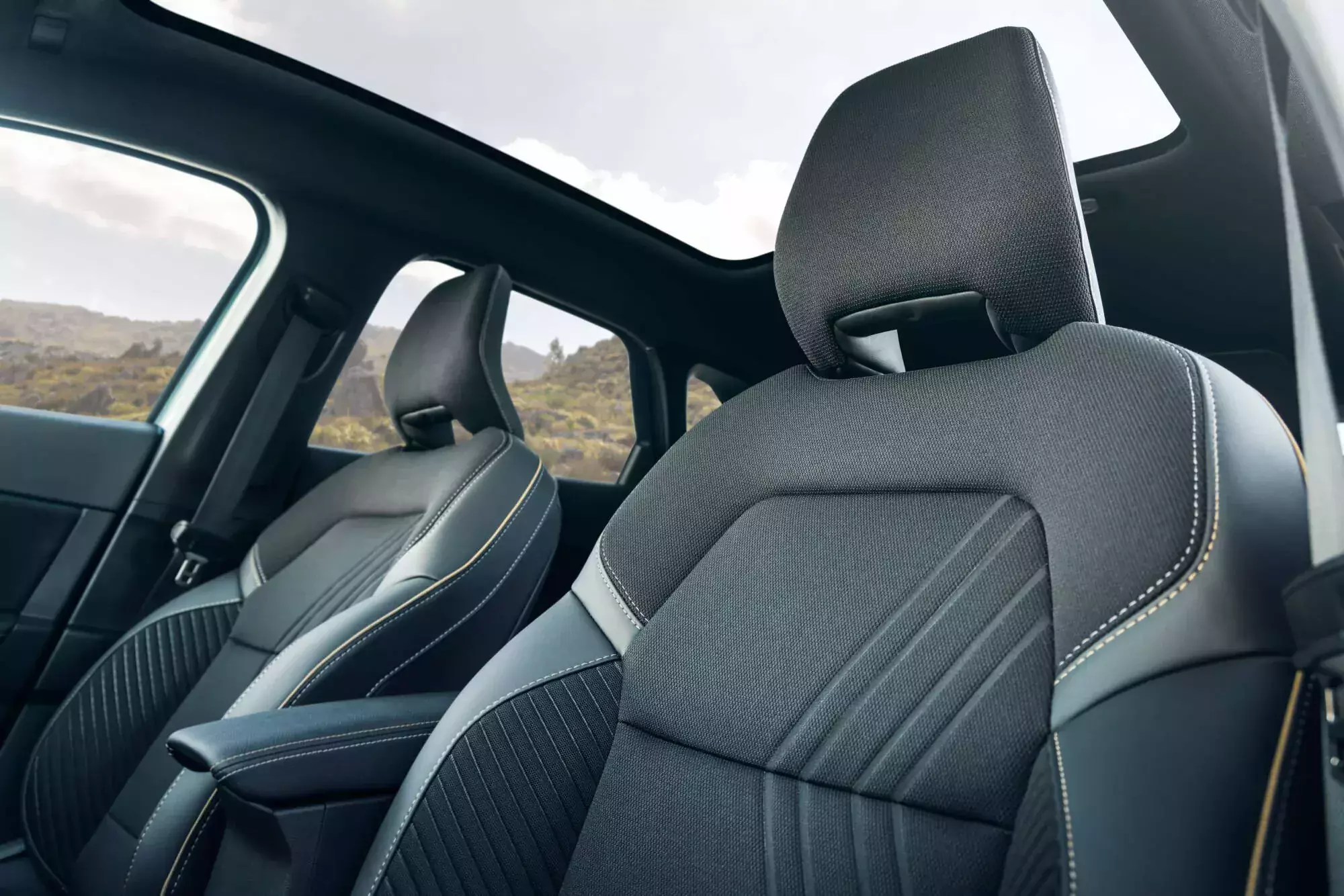 Renault Symbioz E-Tech Full Hybrid / Iconic Mercury Blue / rodzinny SUV / szklany dach / wnętrze