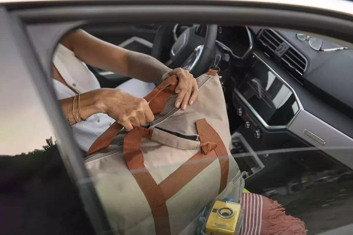 samochód otwarta szyba kierowcy i pasażera