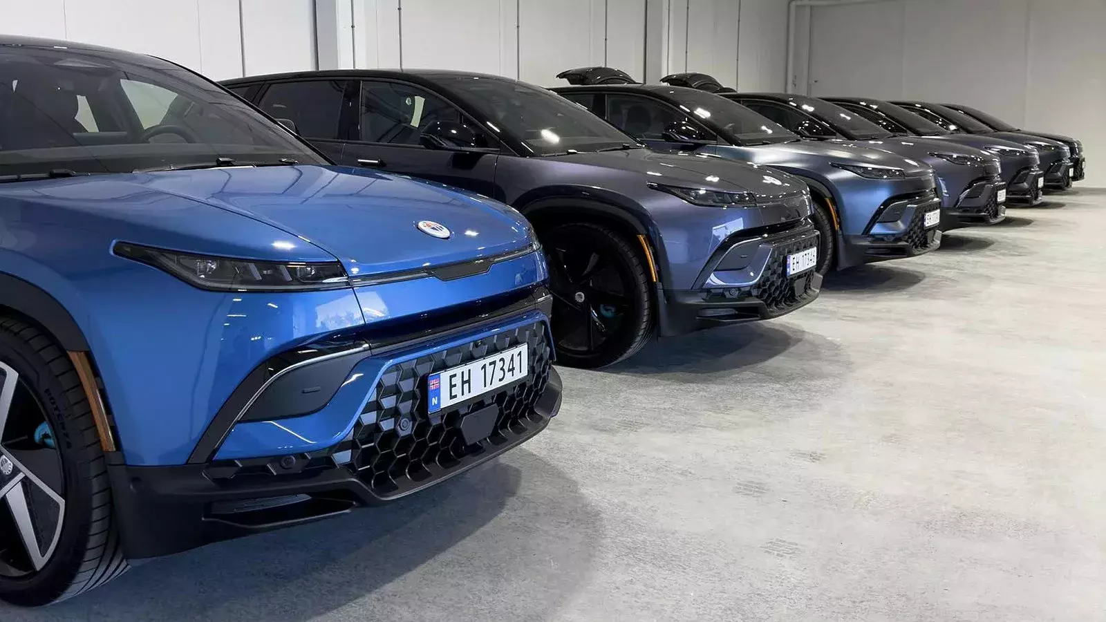suv-fisker-staje-na-skraju
