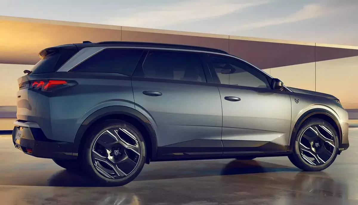 Nowy SUV PEUGEOT-E-5008-2025