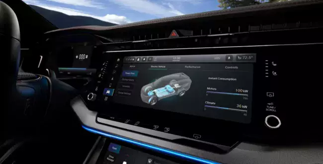 Pierwszy taki SUV w historii marki. Ma cztery ekrany, ale nie to jest najciekawsze