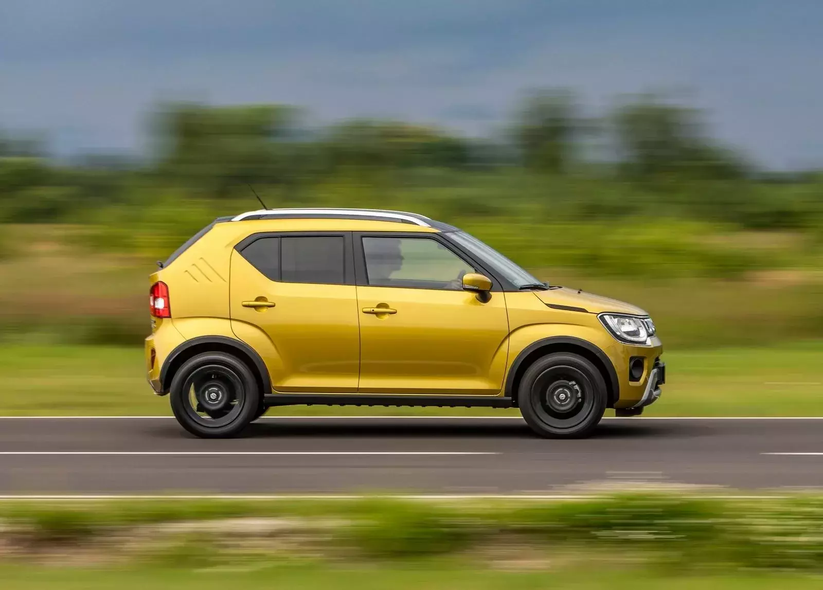 Suzuki Ignis 2020 / bok / japoński SUV