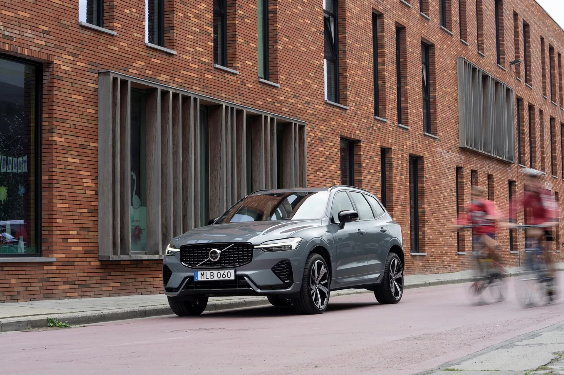 Volvo XC60 Recharge T8 AWD / lakier Thunder Grey