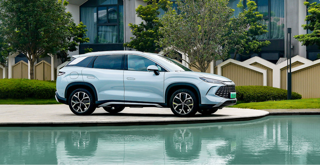 BYD Song L DM-i widok z boku