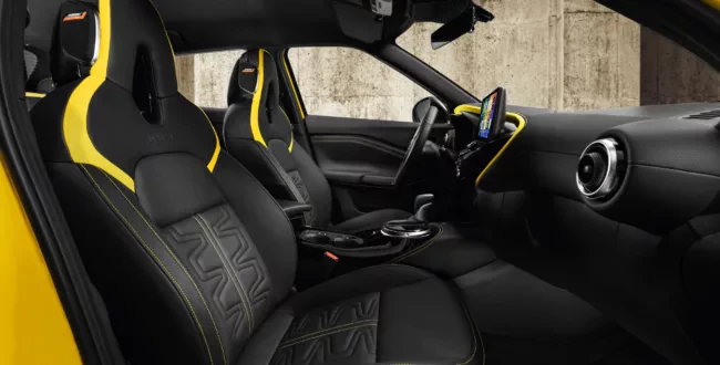 SUV JUKE MC 2024 - Interior _ seats_cockpit_yellow