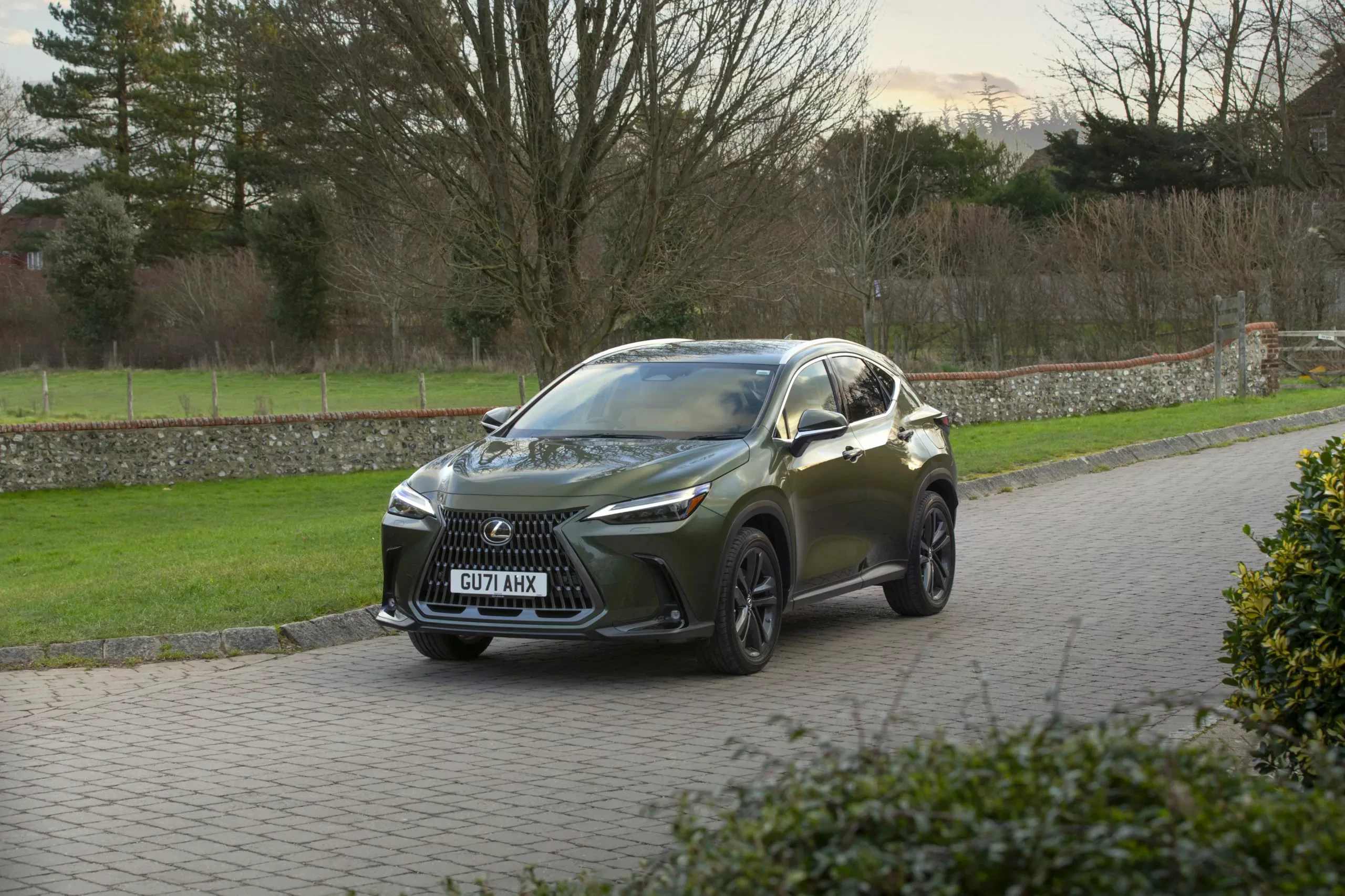 SUV Lexus-NX 450h-PHEV-