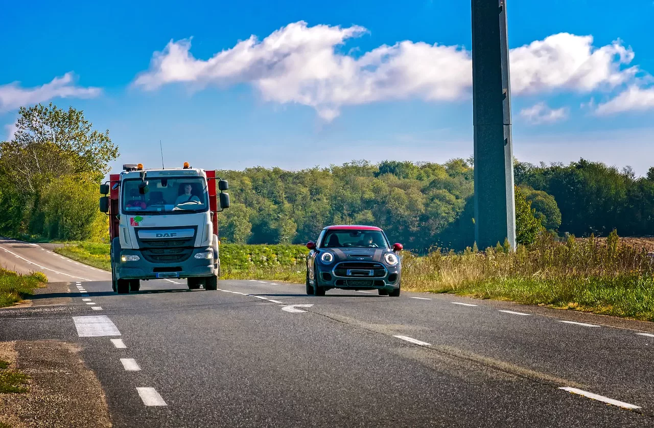 wyprzedzanie na podwójnej ciągłej przepisy zabronione najechanie linii