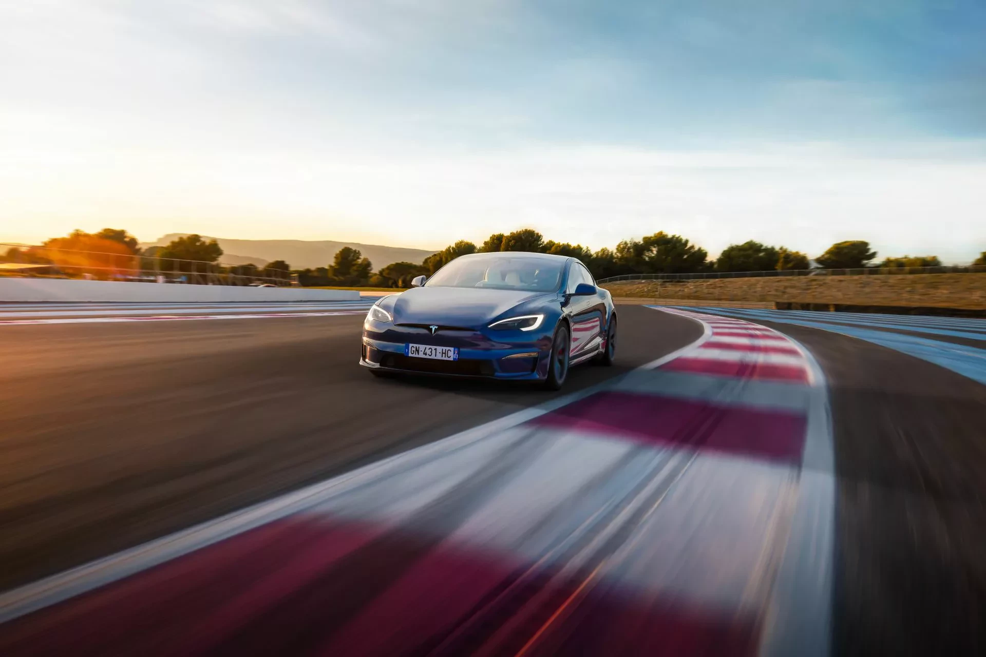 Tesla Model S zasięg moc przyspieszenie samochód elektryczny