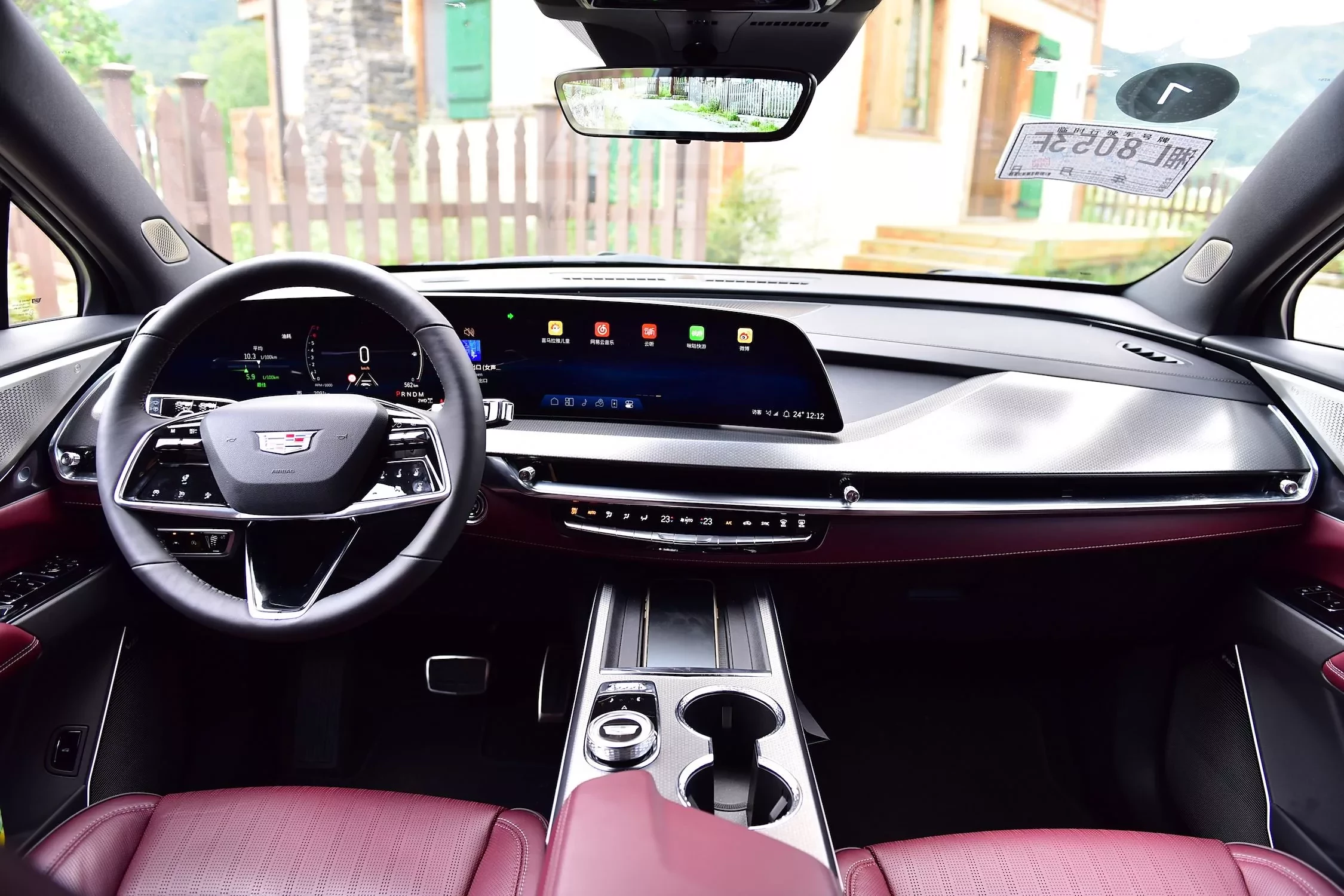 autohomecar_Nowy Cadillac XT5 2025 wnętrze