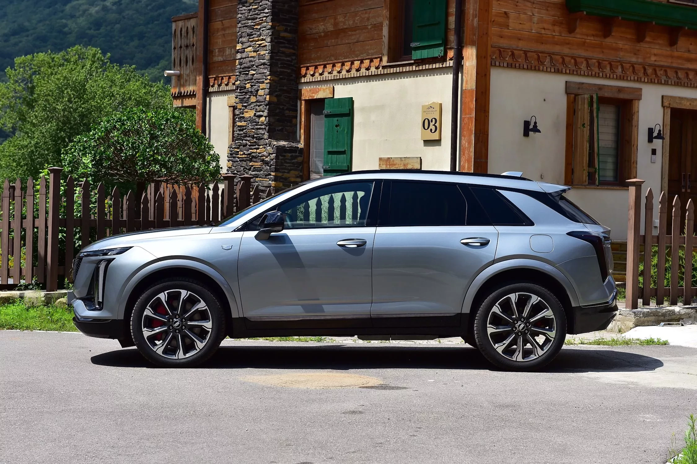 Cadillac XT5 2025 widok z boku