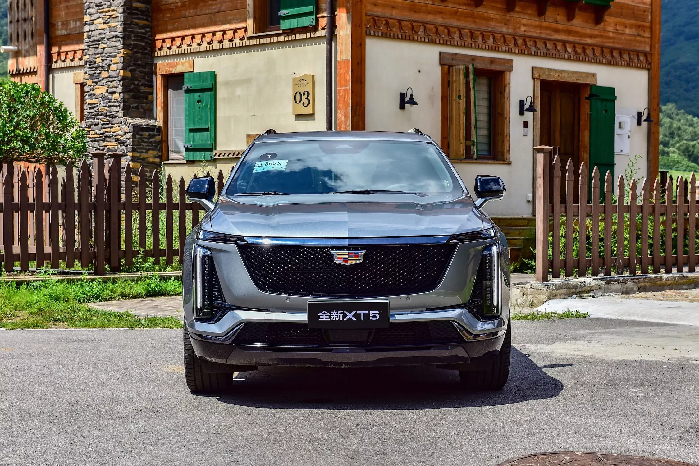 Nowy Cadillac XT5 2025 widok z przodu