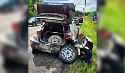 Kierowca Toyoty zamontował koło bokiem / Takamoto Katsuta / Aaron Johnston / Toyota GR Yaris Rally1 / Rajd Finlandii 2024 / WRC