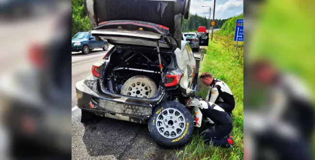 Kierowca Toyoty zamontował koło bokiem / Takamoto Katsuta / Aaron Johnston / Toyota GR Yaris Rally1 / Rajd Finlandii 2024 / WRC