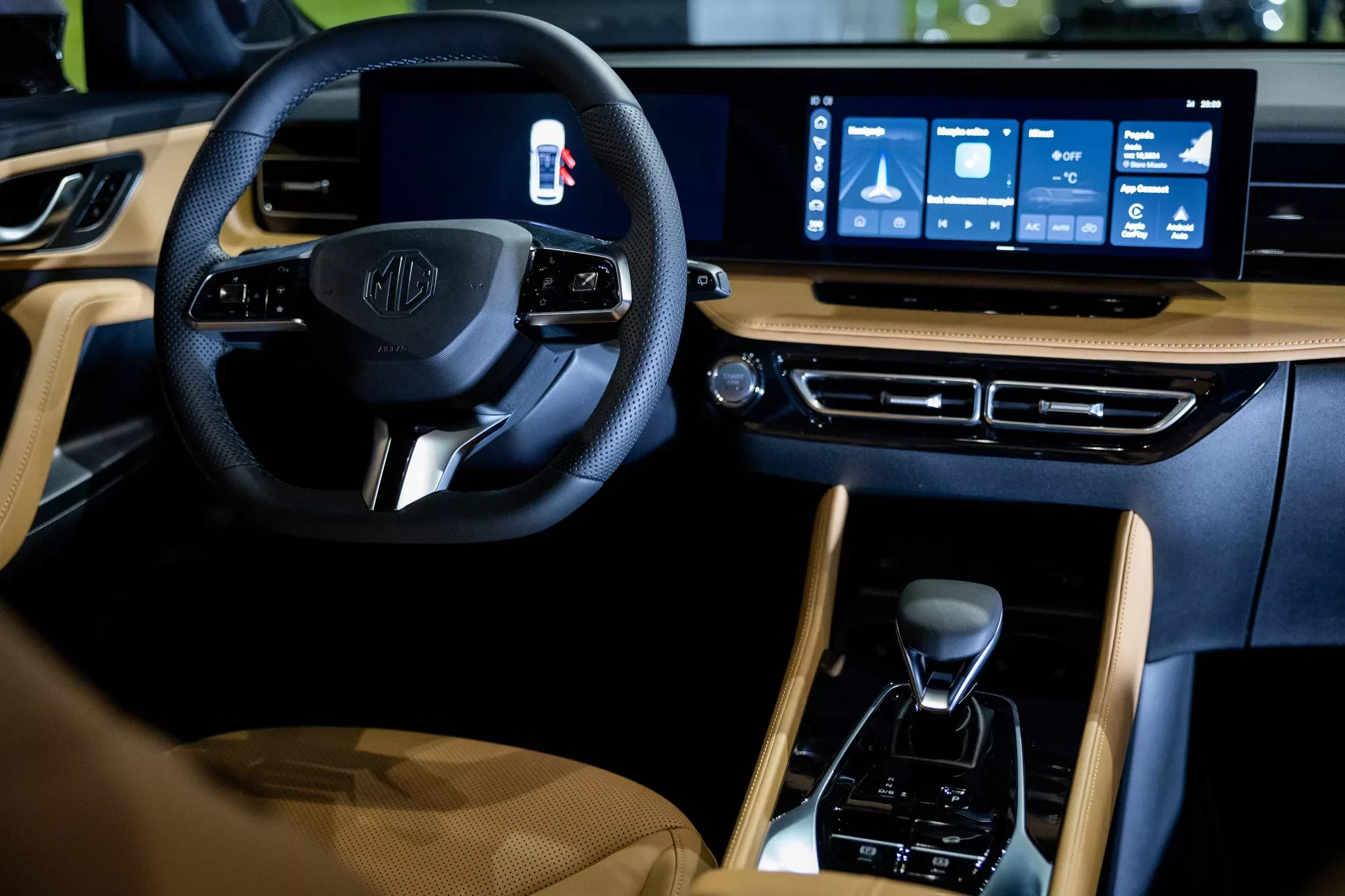 MG HS Plug-In Hybrid / wnętrze z jasnobrązową tapicerką