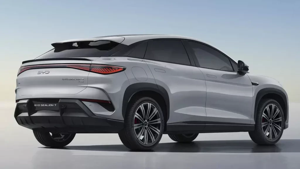 Salon Fiata porósł pajęczyną, od kiedy chińska marka sprzedaje tu nowe auta za bezcen. Europejski kraj oszalał na punkcie BYD