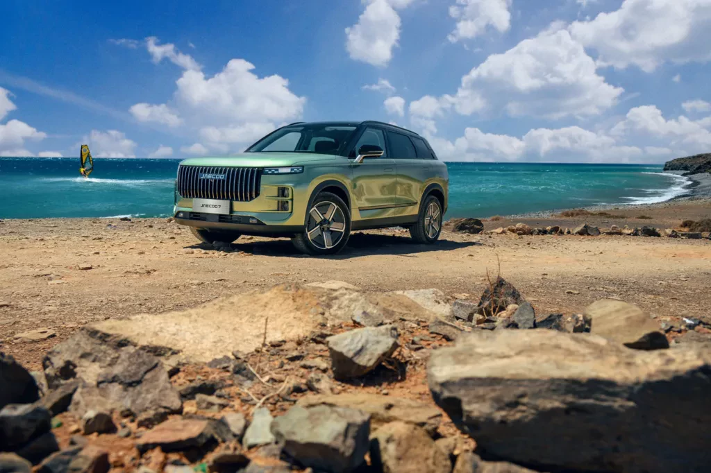 Jak Polacy zobaczyli, za ile można kupić teraz Jaecoo 7, to kolejka zrobiła się jak po karpia. Wszystkie SUV-y w Polsce już w jego cieniu