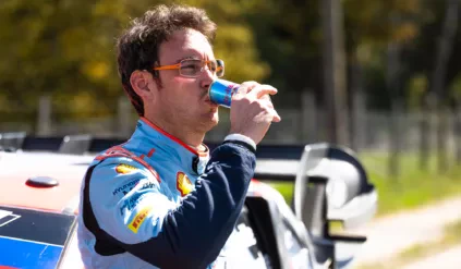 Thierry Neuville pije Red Bulla / Rajd Chile / WRC
