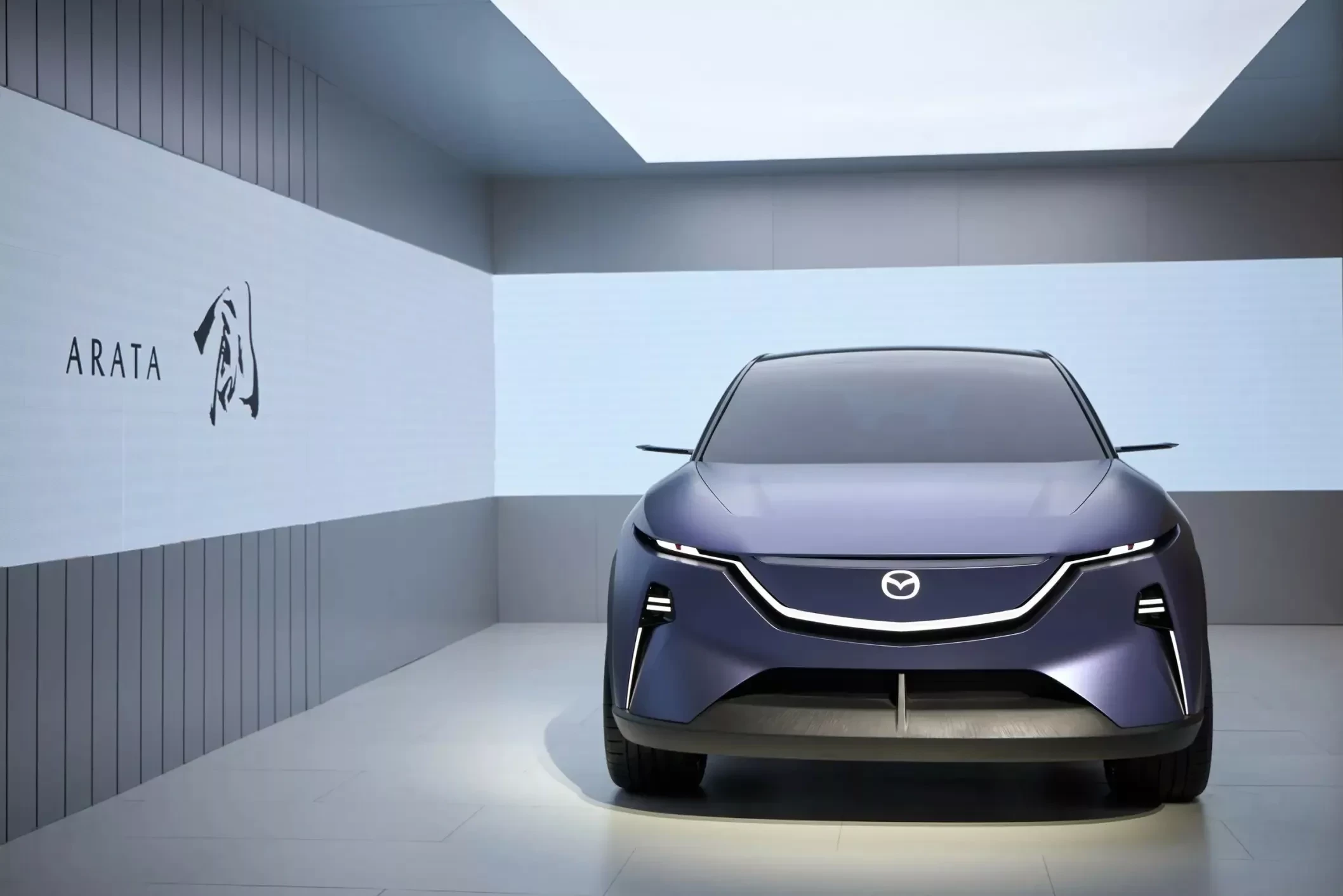 Mazda Arata wygrywa designem z ofertą marki Toyota
