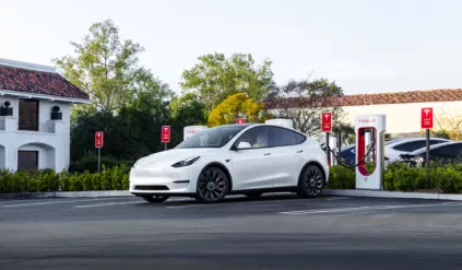 Tesla Model Y na ładowarce Supercharger / Elon Musk daje promocję w Polsce