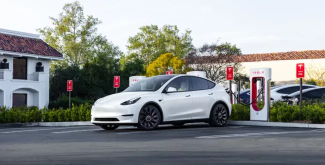 Tesla Model Y na ładowarce Supercharger / Elon Musk daje promocję w Polsce