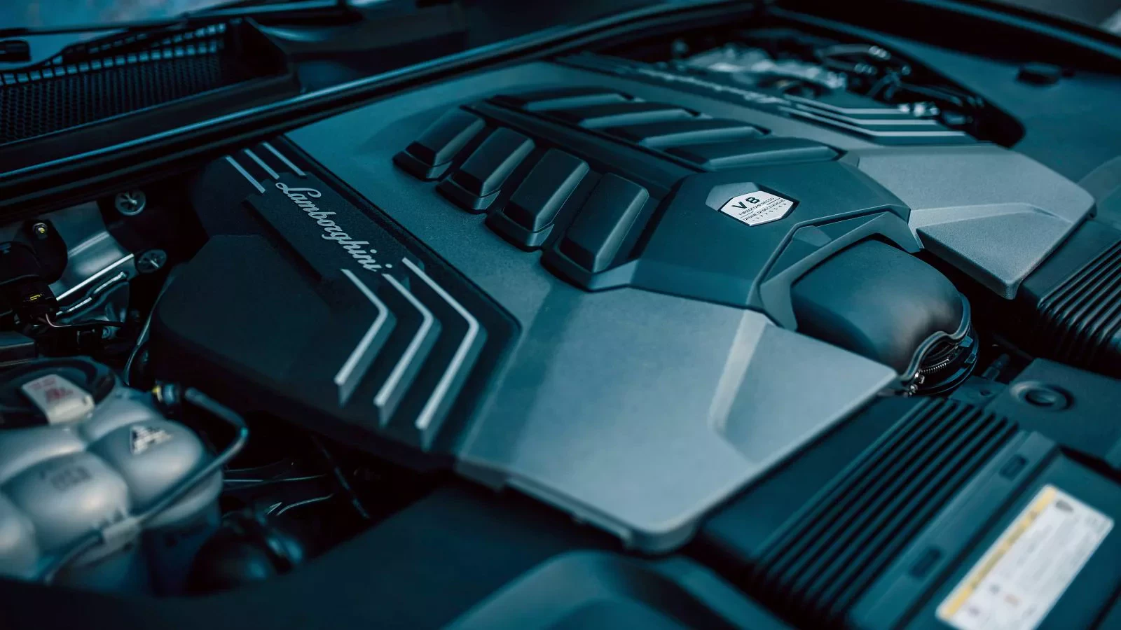 lamborghini-urus-silnik-spalinowy