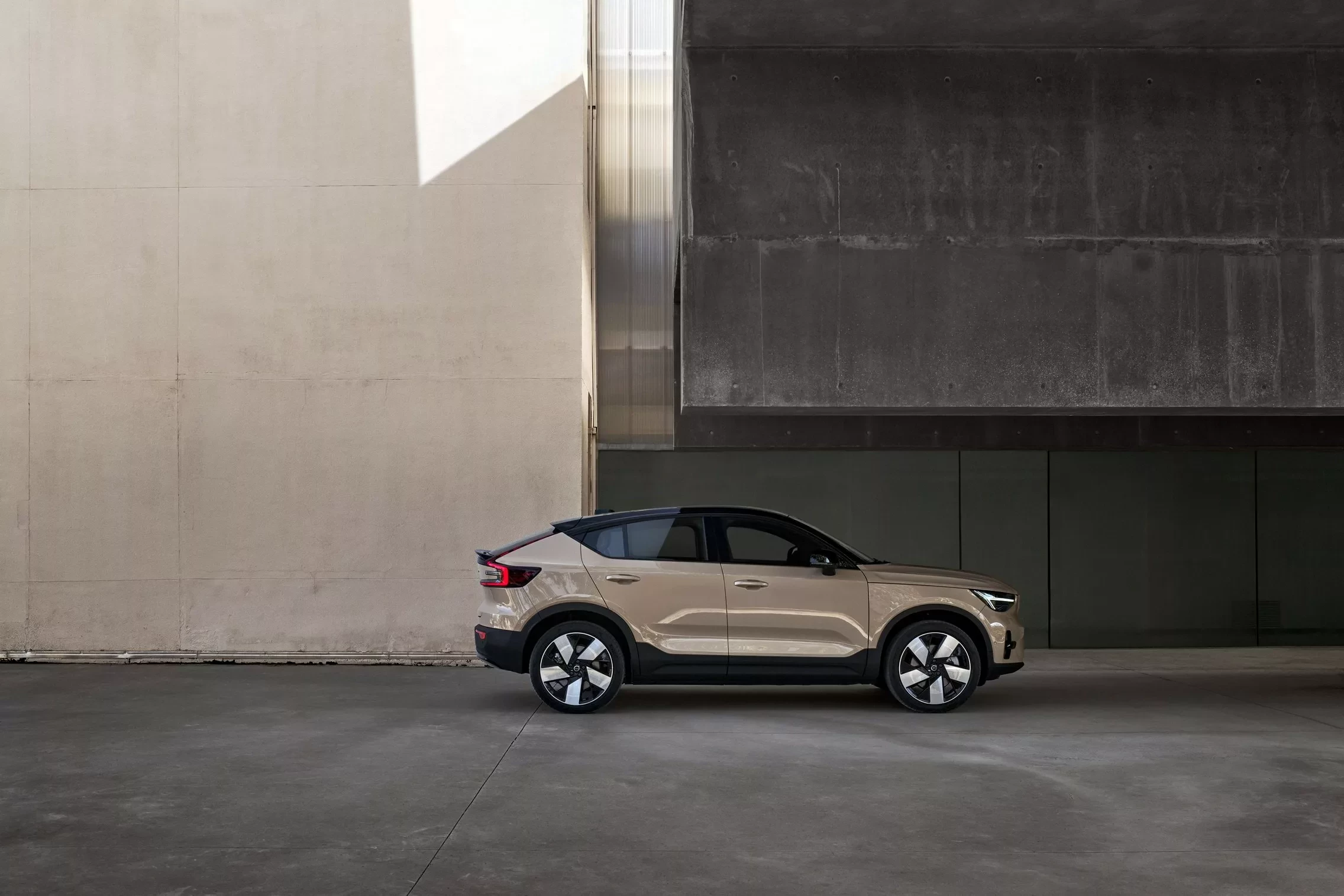 volvo-ghent-plant-celebrates-milestone-with-40-series-crossover-number-1000000-241065_1