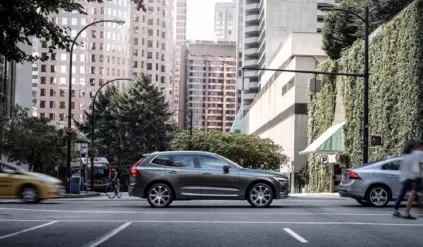 Volvo XC60 / wysoka sprzedaż SUV-a w wersji PHEV
