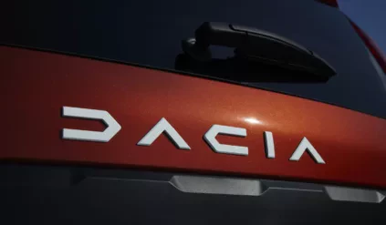 DACIA JOGGER HYBRID (RJI HEV) zdjęcie poglądowe ilustrujące Dacię C-Neo-logo
