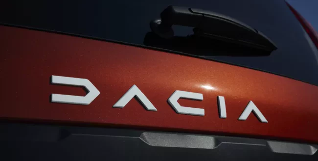 DACIA JOGGER HYBRID (RJI HEV) zdjęcie poglądowe ilustrujące Dacię C-Neo-logo