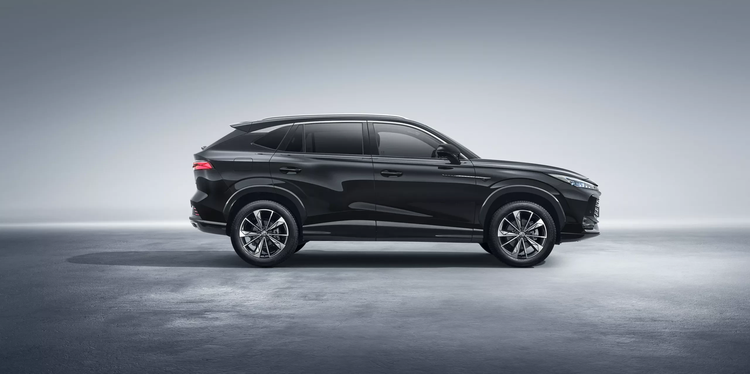 MGHS 2025 SUV rywalem hybrydowej Toyoty RAV4