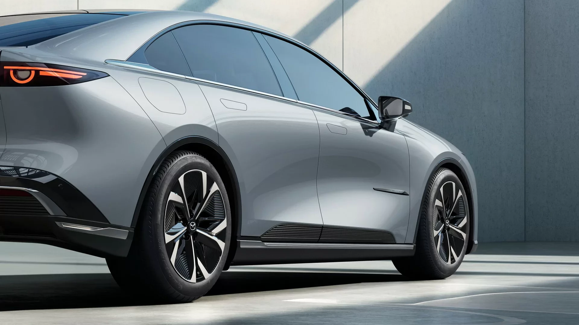 Mazda EZ 6 płynie na fali popularności jak Toyota w Europie